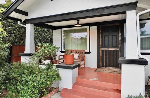 Eastside House | Minutes to Beach, Fire Pit, Love Pets, Huge Yard