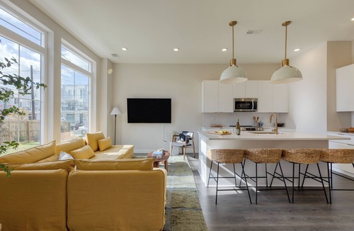 McFerrin Park House | Minutes to Broadway | Chic Newly Built 4BDR w/Balcony | 98 Degrees by AvantStay