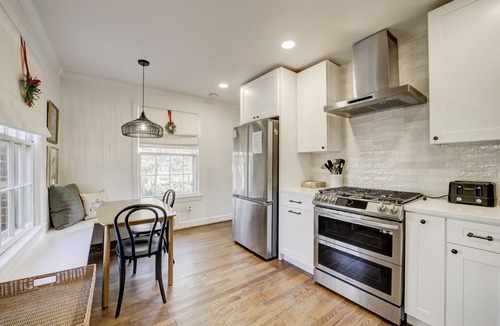 Arlington House | Minutes to DC! Stylish Home with King Bed, Secure Parking & Fire pit!