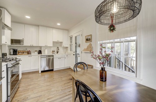 Arlington House | Minutes to DC! Stylish Home with King Bed, Secure Parking & Fire pit!
