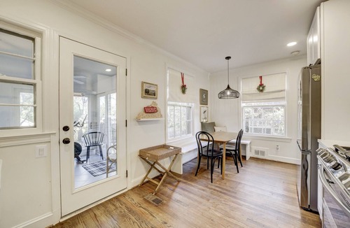 Arlington House | Minutes to DC! Stylish Home with King Bed, Secure Parking & Fire pit!