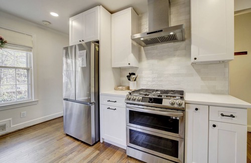 Arlington House | Minutes to DC! Stylish Home with King Bed, Secure Parking & Fire pit!