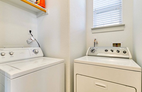 Montopolis House | Minutes to Downtown + Rainey St, Private Yard - Maxwell Manor - GuestSpaces