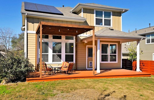 Montopolis House | Minutes to Downtown + Rainey St, Private Yard - Maxwell Manor - GuestSpaces