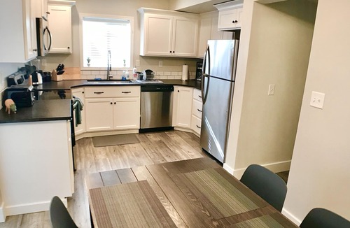 Depot Bench House | Minutes to Downtown! Spacious, quiet and CLEAN!