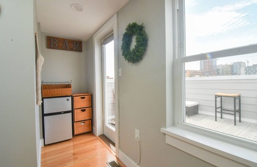 Downtown Baltimore House | Minutes to Downtown & Waterfronts with rooftop deck!