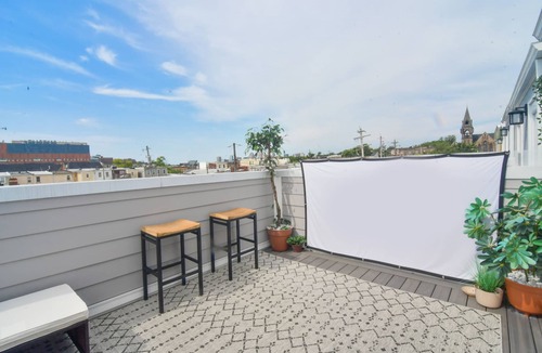 Downtown Baltimore House | Minutes to Downtown & Waterfronts with rooftop deck!