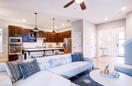 Govalle House | Minutes to DT, BBQ Grill, NEW Summer Rates!