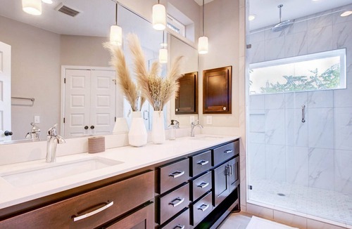 Govalle House | Minutes to DT, BBQ Grill, NEW Summer Rates!