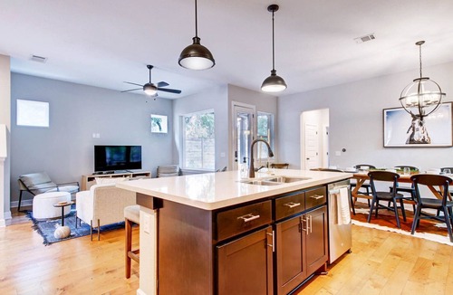 Govalle House | Minutes to DT, BBQ Grill, NEW Summer Rates!