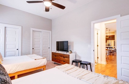 Govalle House | Minutes to DT, BBQ Grill, NEW Summer Rates!