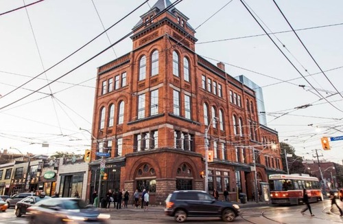 Riverside House | Minutes to Iconic Attractions! CN Tower, Hockey Hall of Fame and The Opera House