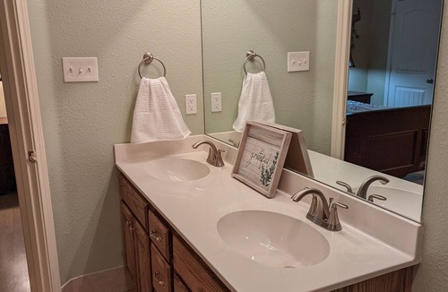 Frankston House | Minutes to Lake Palestine or Pine Dunes Golf Course sleeps 6 & allows pets