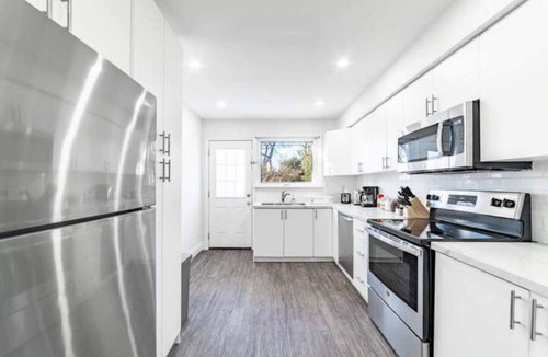 Burlington House | Minutes to Stunning Lakefront - 2 King Beds