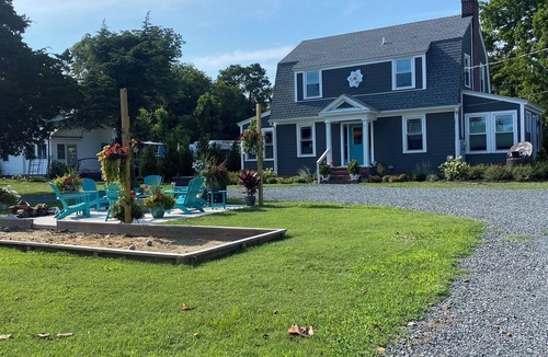 Cape Charles House | Minutes to the BEACH! Boat friendly, fire pit, bocci & large yard for famly fun!