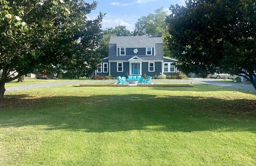 Cape Charles House | Minutes to the BEACH! Boat friendly, fire pit, bocci & large yard for famly fun!
