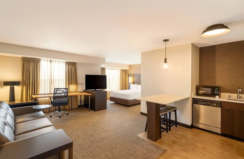 Richardson Hotel | Minutes to The Dallas Arboretum and Botanical Gardens! Private Kitchen, Parking