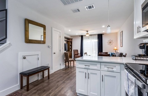 South Lamar Condo | Minutes to trendy spots, free parking, new inside!