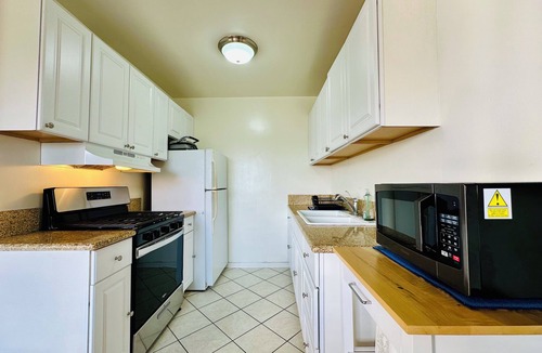 Pico Condo | Minutes to Water Garden Tech Hub, Amazon, Oracle, LionsGate and Walking to Metro
