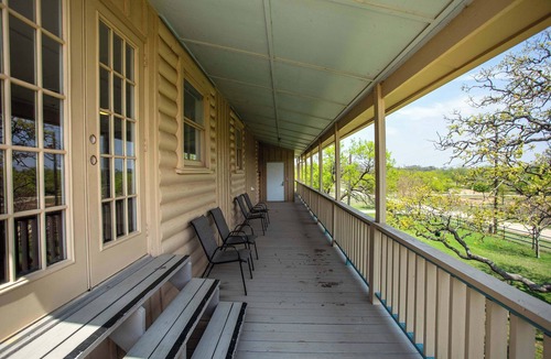 Fredericksburg House | Minutes to Wineries, King Beds, Game Room, Kitchen
