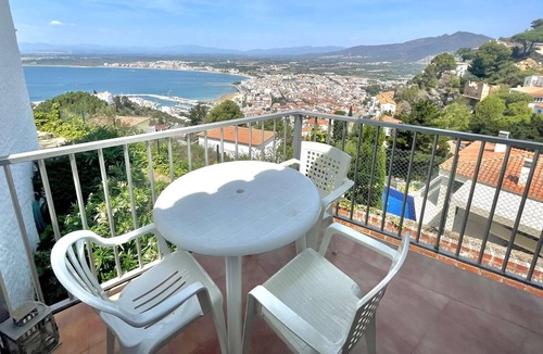 Roses Town Center Cottage | MIR. house with communitary swimming pool