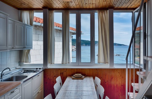 Komiza Hotel | Mira Sea Front Guesthouse