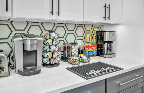 Detroit - Shoreway House | Miracle 54th | Pickleball + Sauna + Hot Tub Estate