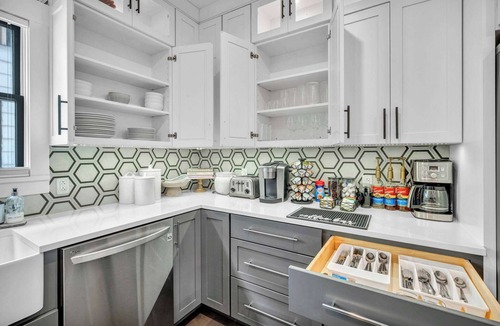 Detroit - Shoreway House | Miracle 54th | Pickleball + Sauna + Hot Tub Estate