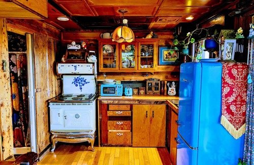 Belfast Cabin | Miracles on Polly- Memory Lane Cabin