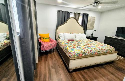 Miramar House | Miramar Retreat Arcade Game Room King Bed 25 Min to Hollywood Beach
