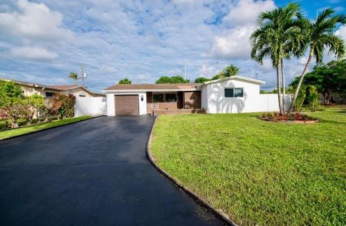 Miramar House | Miramar Retreat Arcade Game Room King Bed 25 Min to Hollywood Beach