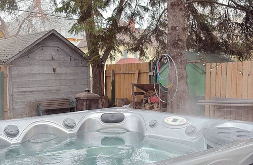 Brandon House | Miranda's Place - 3 Bedroom with Hot Tub