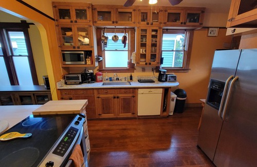 Wallingford House | Miss Oliver's House, classic Craftsman, centrally located w/hot tub & wood stove
