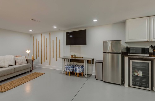 Eighth Avenue Apartment | Miss You in the Morning : Private Suite