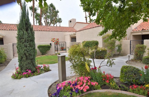 Rancho Mirage Condo | Mission Hills CC 1640 sf remodeled Tennis Villa, 3 bd w/2 masters on 17th green