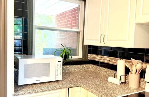Lakeview House | Mississauga 5BR Home – Steps to Lake & Trails