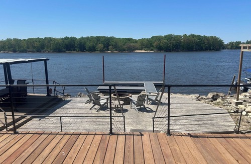 De Soto Cabin | Mississippi Cabin with Boat dock