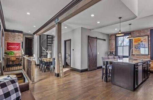 Compton Heights Apartment | Missouri · Homey Historic Elegance