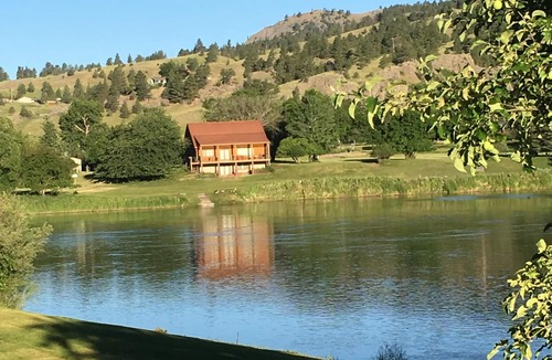 Cascade Cabin | MISSOURI RIVERFRONT CABIN