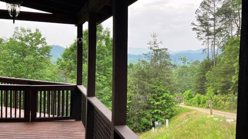 Murphy House | Mistletoe Cabin- Private cabin w views, Hottub, pet friendly