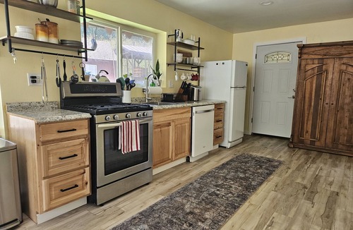 Marblemount Cabin | Misty Mountain Cabin-2 bed, 1 bath, mountain views and large deck