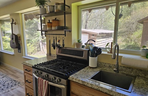 Marblemount Cabin | Misty Mountain Cabin-2 bed, 1 bath, mountain views and large deck