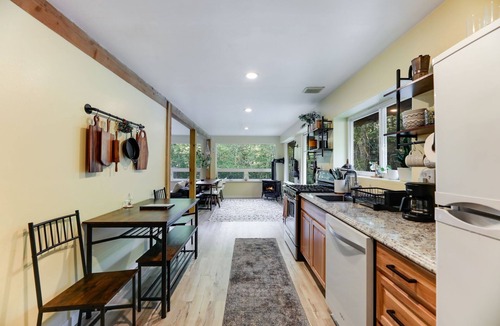 Marblemount Cabin | Misty Mountain Cabin-2 bed, 1 bath, mountain views and large deck