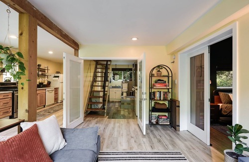 Marblemount Cabin | Misty Mountain Cabin-2 bed, 1 bath, mountain views and large deck