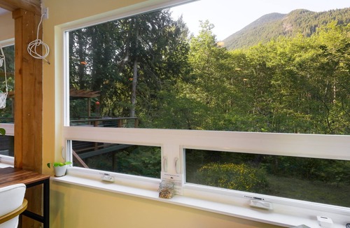 Marblemount Cabin | Misty Mountain Cabin-2 bed, 1 bath, mountain views and large deck