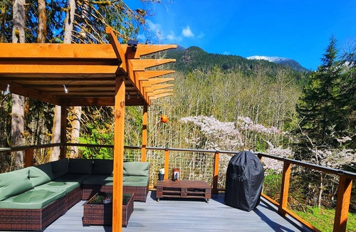 Marblemount Cabin | Misty Mountain Cabin-2 bed, 1 bath, mountain views and large deck