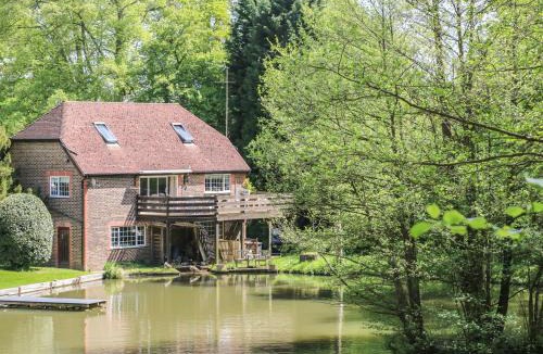 Crawley Down Apartment | Miswells Cottages - Lake View