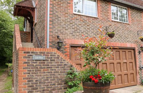 Crawley Down Apartment | Miswells Cottages - Lake View