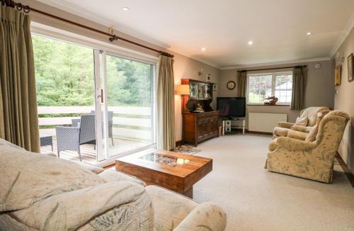 Crawley Down Apartment | Miswells Cottages - Lake View