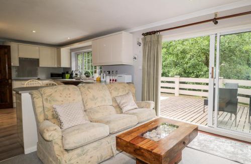 Crawley Down Apartment | Miswells Cottages - Lake View